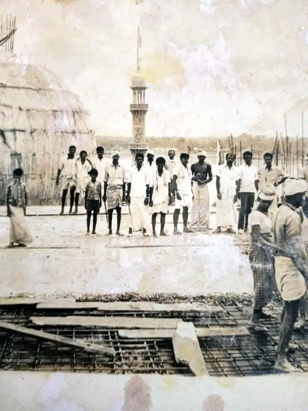 1960-കളിൽ പള്ളിയുടെ നിർമാണ സമയത്ത് എടുത്ത ഫോട്ടോ. ബീമാപ്പള്ളിക്കാരുടെ ശേഖരത്തിൽനിന്നുള്ളത്.