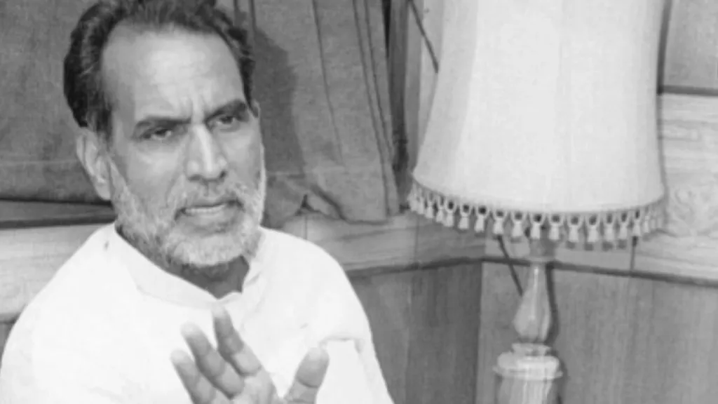 എസ്.ചന്ദ്രശേഖർ. കോൺഗ്രസ് സോഷ്യലിസ്റ്റ് ഫോറത്തിൽ തുടക്കം മുതൽ ഉണ്ടായിരുന്ന ചന്ദ്രശേഖർ അടിയന്തരാവസ്ഥയ്ക്കു മുമ്പുതന്നെ ഇന്ദിരാഗാന്ധിയെ രൂക്ഷമായി വിമർശിച്ചുതുടങ്ങി. 