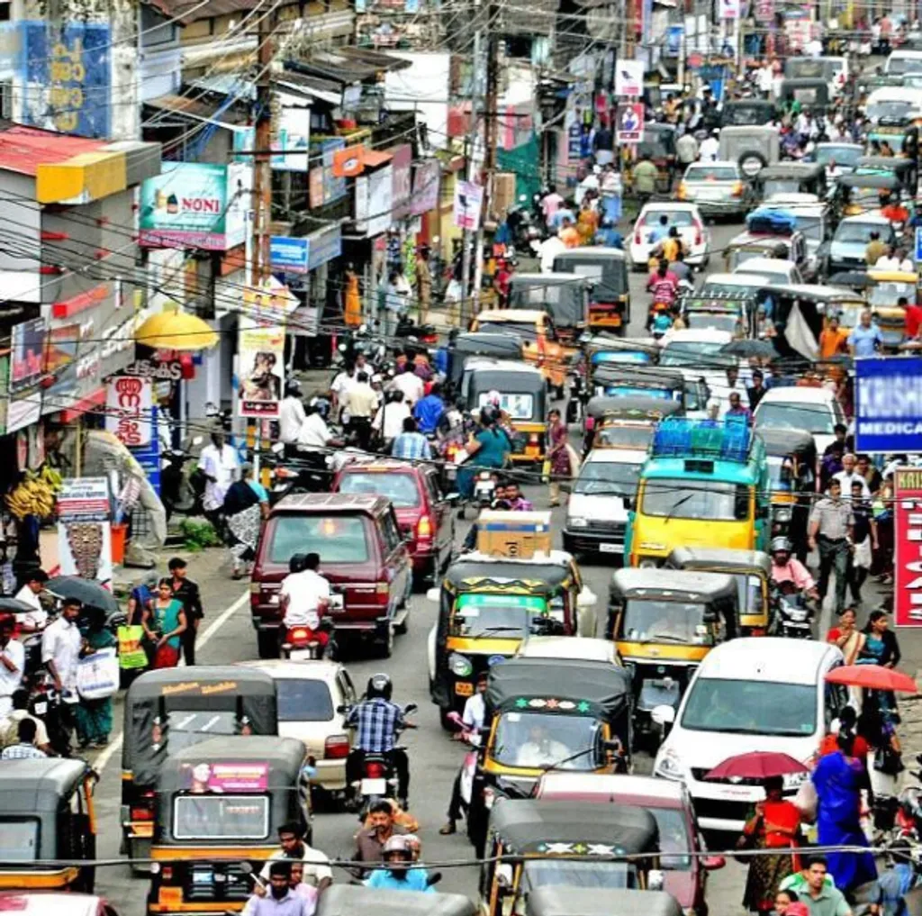 കേരളത്തിലെ റോഡ് ശൃംഖല ഏറ്റവും മികച്ച രീതിയിൽ വികസിക്കുമ്പോഴും ഗതാഗത കുരുക്കിലാണ് ഇന്നും കേരളം. സംസ്ഥാനത്ത് 1.7 കോടിയിലധികം വാഹനങ്ങൾ രജിസ്റ്റർ ചെയ്തതായി കണക്കുകൾ സൂചിപ്പിക്കുന്നു.