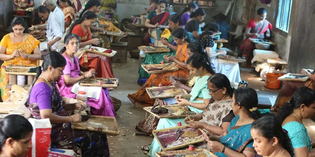 തൊഴിലാളിവർഗമാവട്ടെ, കൂടുതൽ ചിതറിയും ഒറ്റപ്പെട്ടും സ്വന്തം പാർട്ടികൾതന്നെ ശോഷിക്കുന്ന അവസ്ഥയിൽ രാഷ്ട്രീയമായ അസ്തിത്വപ്രതിസന്ധി നേരിടുന്നു. 