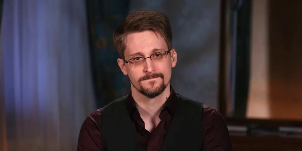 എഡ്വേർഡ് സ്നോഡൻ. ഞെട്ടിക്കുന്ന വെളിപ്പെടുത്തലായിരുന്നു സ്‌നോഡൻ ഗാർഡിയൻ പത്രം വഴി പുറത്തുകൊണ്ടുവന്നത്. 