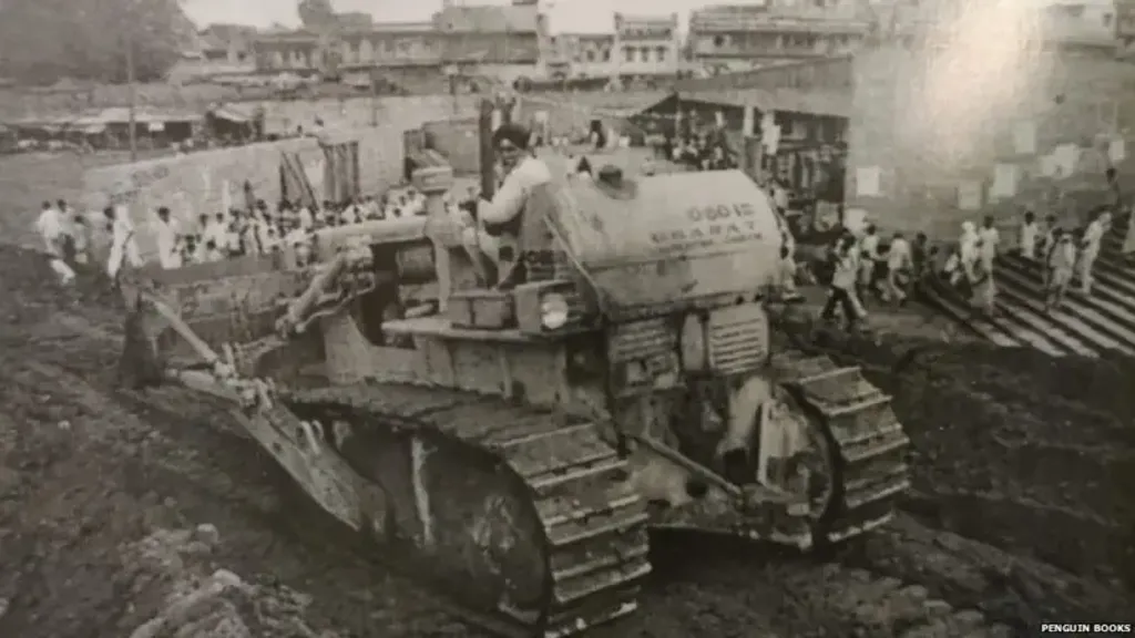 1976 ഏപ്രിലിൽ ഡൽഹിയിലെ രാംലീല മൈതാനിക്കു സമീപം മുസ്ലിങ്ങൾ തിങ്ങിപ്പാർക്കുന്ന തുർക്ക്മാൻ ഗേറ്റിൽ ബുൾഡോസർ കൊണ്ടുവന്ന വീടുകൾ ഇടിച്ചുനിരത്താൻ തുടങ്ങിയത്. സഞ്ജയ് ഗാന്ധിയും ജഗ്മോഹനുമാണ് ഈ ക്രൂരതയ്ക്ക് നേതൃത്വം നൽകിയത്.