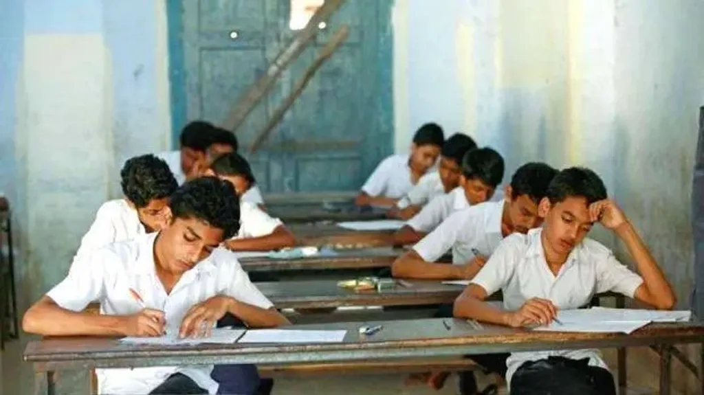 ഓർമ്മക്കലണ്ടറിൽ മാർച്ച് ഒരു മധുരനൊമ്പരമാസമാണ്. മാർച്ചിൽ, നമ്മൾ കുത്തിയിട്ട സ്കൂളോർമകളുടെ സൂചി വലിച്ചൂരിയാൽ ചോര പൊടിയുമെന്നത് തീർച്ച.