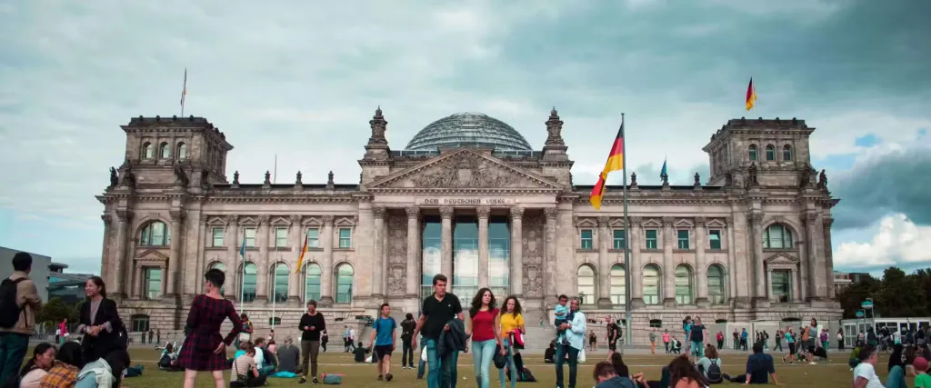 ഇന്ന് ജർമ്മനിയിലെ സർവകലാശാലകളിൽ പഠിക്കുന്ന അന്താരാഷ്ട്ര വിദ്യാർത്ഥികളിൽ ഏറ്റവും വലിയ വിഭാഗം ഇന്ത്യക്കാരാണ്. 2022–23 ശീതകാല സെമസ്റ്ററോടെ ഏകദേശം 43,000 ഇന്ത്യൻ വിദ്യാർത്ഥികൾ ജർമ്മനിയിലുണ്ടായിരുന്നു. 