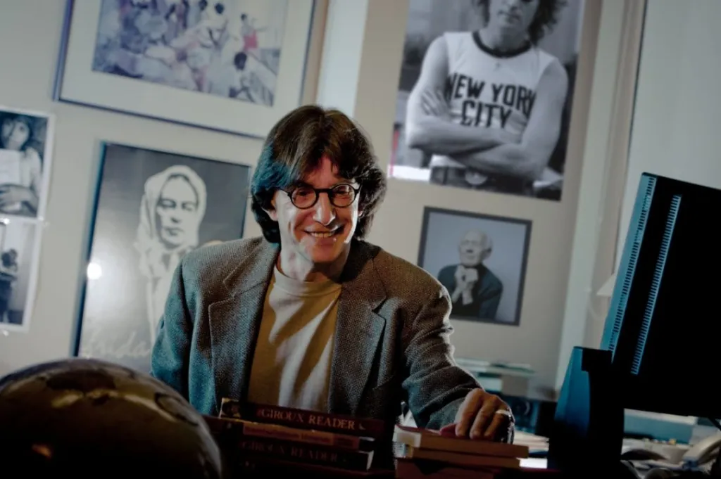 വിമർശനാത്മക ബോധനശാസ്ത്രത്തിന്റെ പ്രയോക്താവും വിദ്യാഭ്യാസചിന്തകനുമായ ഹെൻറി ഷിറൂ (Henry Giroux) അഭിപ്രായപ്പെടും പോലെ, "അറിവുള്ള സക്രിയരായ പൗരന്മാരെ സൃഷ്ടിച്ച് ജനാധിപത്യ പൊതുജീവിതത്തെ കൂടുതൽ വ്യാപ്തിയുള്ളതാക്കുക"യായിരിക്കണം വിദ്യാഭ്യാസത്തിന്റെ ലക്ഷ്യം.