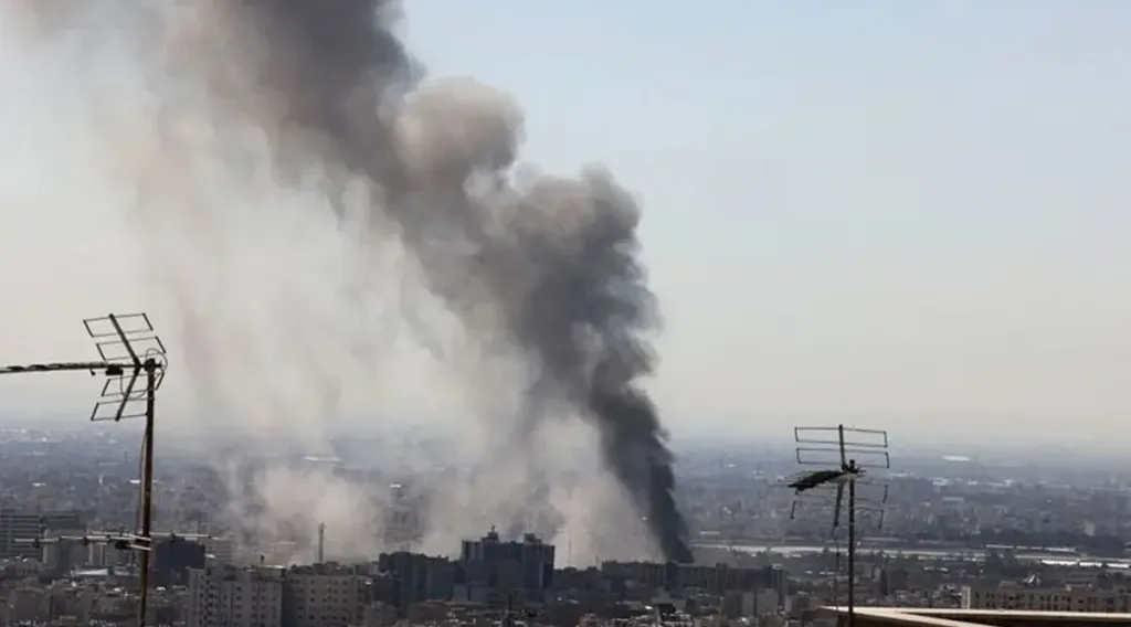 പാരിസ്ഥിതിക പ്രതിസന്ധിയാകട്ടെ, കാലാവസ്ഥാമാറ്റത്തിൻെറ ആഘാതങ്ങളായി പെയ്തു കൊണ്ടിരിക്കുന്നു. അവ അപ്രവചനീയങ്ങളാണ്. 