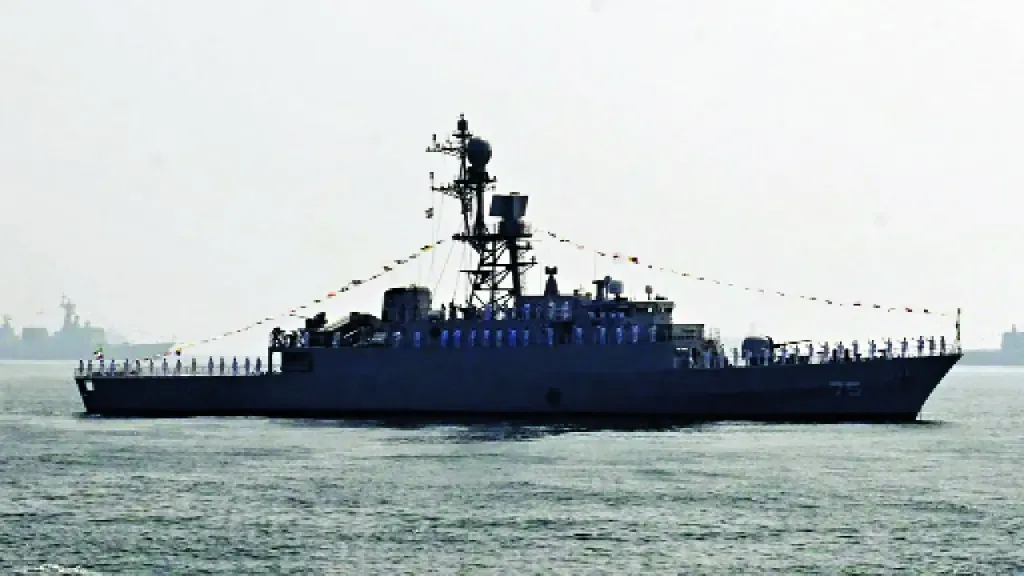 ഐ.ആർ.ഐ.എസ് ഡെന്ന അമേരിക്കൻ അന്തർവാഹിനി തകർത്തതിന് തൊട്ടുമുമ്പ്, മറ്റൊരു ഇറാൻ പടക്കപ്പലായ ഐ.ആർ.ഐ.എസ് ലാവാൻ, യന്ത്രത്തകരാറുകൾ കാരണം കൊച്ചിയിൽ നങ്കൂരമിടുന്നതിനായി ഇന്ത്യയെ സമീപിച്ചിരുന്നു. 