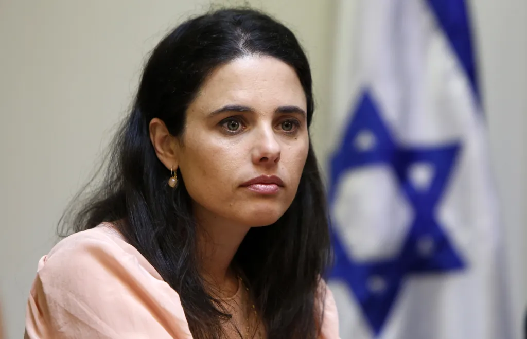 ഇസ്രായേൽ പാർലമെൻ്റിലെ വനിതാഅംഗം അയർലെന്ത ഷാക്കിദ. ഗാസയിലെ സ്​ത്രീകളെയാണ് ആദ്യം കൊന്നുകളയേണ്ടതെന്നാണ് അവർ ഫെയ്സ്​ബുക്ക് പോസ്റ്റിലൂടെ ആവശ്യപ്പെട്ടത്.