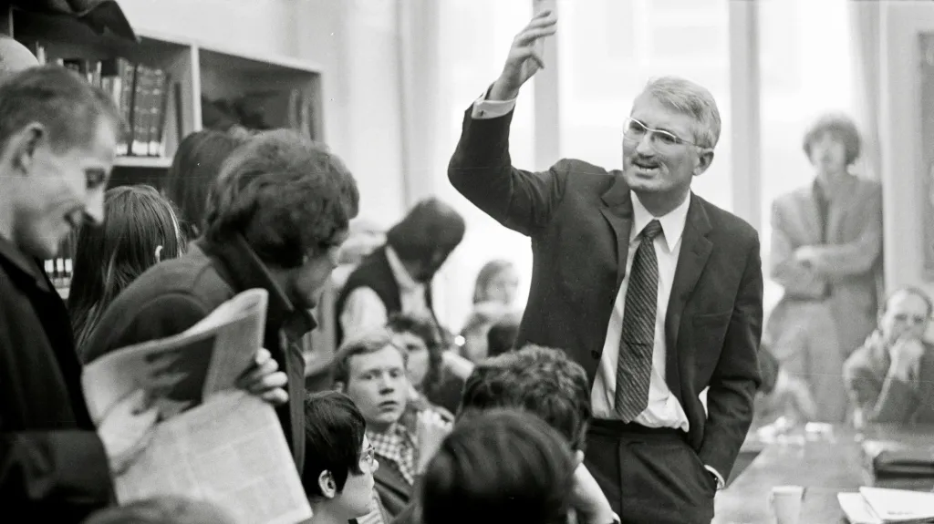 ഹേബർമാസിന്റെ നിർവ്വചനത്തിൽ പൊതുമണ്ഡലം എന്ന സംവർഗം വ്യക്തികൾ ഒത്തുചേരുന്ന ഒരു സാമൂഹിക ഇടമാണ്. അവിടെ പൊതുതാൽപര്യമുള്ള കാര്യങ്ങൾ ചർച്ച ചെയ്യാനും പൊതുജനാഭിപ്രായം രൂപപ്പെടുത്താനും കഴിയും. തുറന്ന ചർച്ചയും യുക്തിസഹമായ സംവാദവും ഭരണകൂടത്തിൽ നിന്നും വിപണിയിൽ നിന്നും ഉള്ള സ്വാതന്ത്ര്യവും പൊതുമണ്ഡലത്തിന്റെ സവിശേഷതകളാണ്.