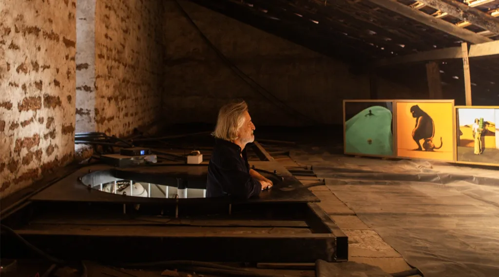 വരാന്തയിൽ നിന്ന് ആദ്യത്തെ ഇടതു മുറിയിലേക്ക് കയറുമ്പോൾ അവിടെ കബീർ ദാസിനെ പാടുന്നത് കേൾക്കാം. 