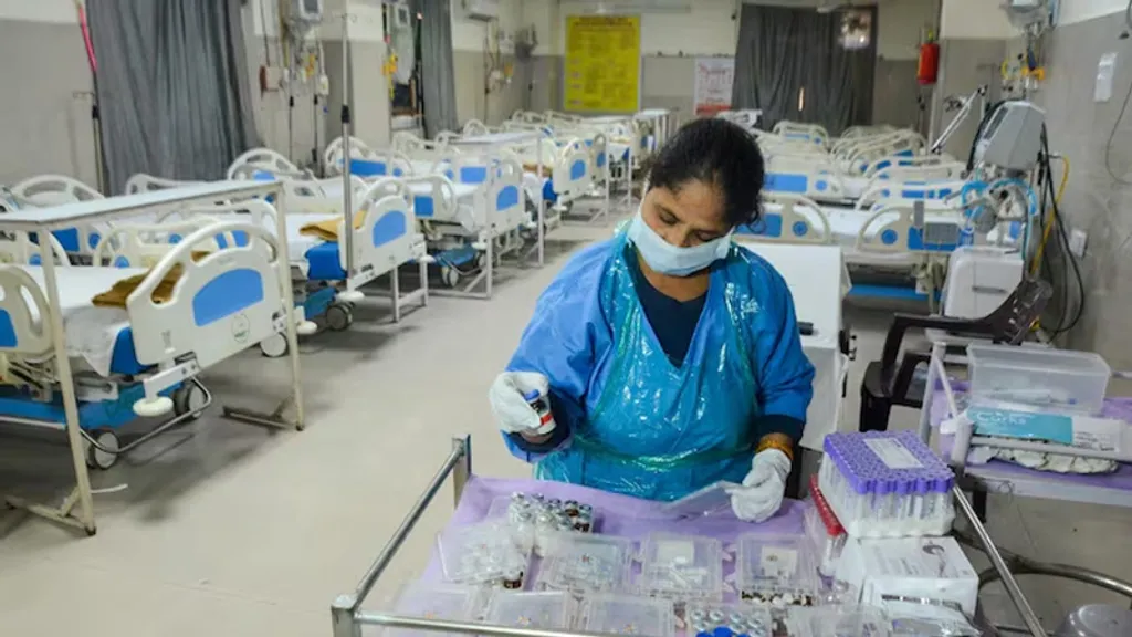  WHO- യുടെ ഗൈഡ്ലൈൻസ് പ്രകാരവും ഇന്ത്യൻ നഴ്സിംഗ് കൗൺസിലിന്റെ ശുപാർശ പ്രകാരവും ഒരു വാർഡിൽ നഴ്സ്- രോഗി അനുപാതം 1:6 ആണ്. ഐ.സി.യുവിലെ നഴ്സ്- രോഗി അനുപാതം 1:1 ആണ്*. എന്നാൽ കേരളത്തിലെ സർക്കാർ ആശുപത്രികളിലെ വാർഡിൽ ഒരു നഴ്സ് നോക്കേണ്ടിവരുന്നത് 50- 60 രോഗികളെയാണ്. മെഡിക്കൽ കോളജിൽ 100 വരെ പോകാറുമുണ്ട്. | Representative image