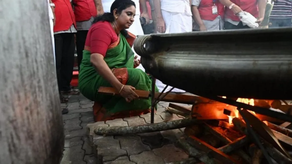  LPG ക്ഷാമം കാരണം ചില സ്കൂളുകൾ നേരത്തെ ഉപേക്ഷിച്ച വിറകടുപ്പ് ഉപയോഗിച്ച് ഭക്ഷണം പാകം ചെയ്യാൻ തുടങ്ങി. പിഎം പോഷൺന്റെ ഭാഗമായുള്ള ചില കേന്ദ്രീകൃത പൊതു അടുക്കളകളിൽ (Common Kitchen) മെനു തന്നെ മാറ്റേണ്ടിവന്നിട്ടുണ്ട്.