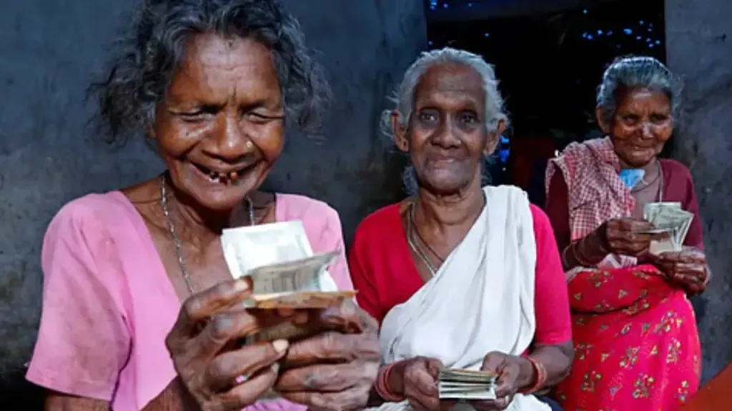 സാമൂഹ്യസുരക്ഷാരംഗത്ത് അഭൂതപൂർവ്വമായ മുന്നേറ്റമാണ് ഉണ്ടായത്. 2016-ൽ 600 രൂപയായിരുന്ന ക്ഷേമപെൻഷൻ 2000 ആയി ഉയർത്തി. 62 ലക്ഷം പേർ ഇതിന്റെ ഗുണഭോക്താക്കളാണ്.