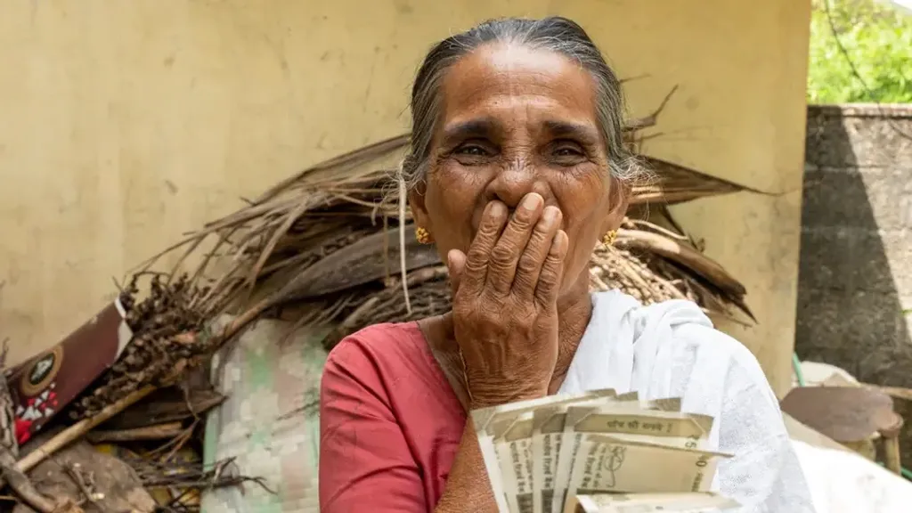 സാമൂഹിക സുരക്ഷാ പെൻഷൻ 2,000 രൂപയായി വർദ്ധിപ്പിച്ചതും, വയോജനങ്ങളുടെ പരിചരണത്തെ ഒരു തൊഴിൽ മേഖലയായി കണ്ട്, അതിനായി പ്രത്യേക വിഭവസമാഹരണം നടത്തിയതും ഇടതുപക്ഷ ഭരണത്തിന്റെ കരുത്താണ് വ്യക്തമാക്കുന്നത്. 