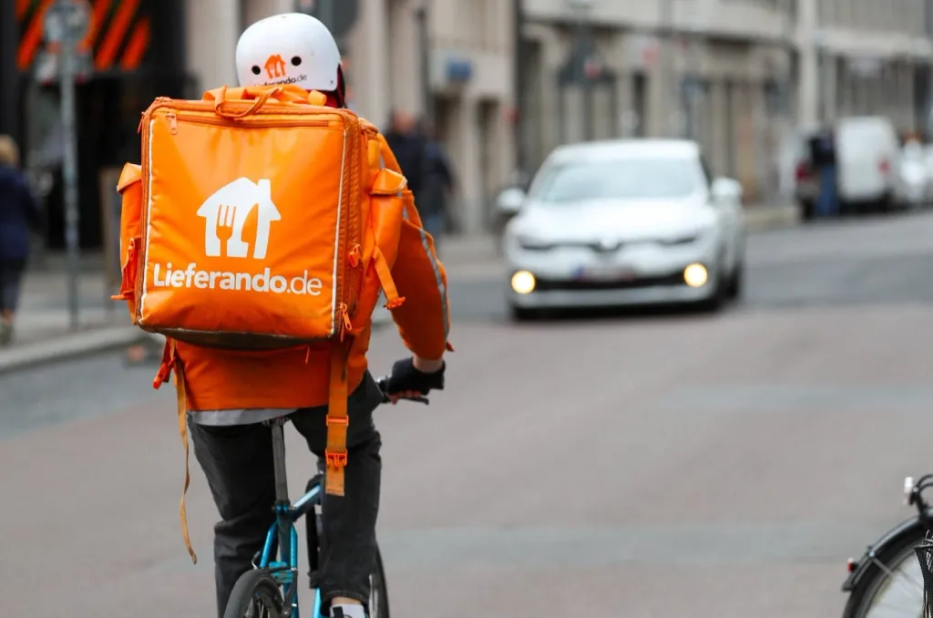  ലീഫറാണ്ടോ, വോൾട്ട്, ഊബർ ഈറ്റ്സ് പോലുള്ള ആപ്പുകൾ വഴി ഈ-ബൈക്കുകൾ ഓടിച്ച് ഭക്ഷണവും സാധനങ്ങളും എത്തിക്കുന്നവരിൽ ബഹുഭൂരിഭാഗവും വിദ്യാർത്ഥി വിസയുമായി ജർമ്മനിയിലെത്തിയ ഇന്ത്യക്കാരാണ്. 
