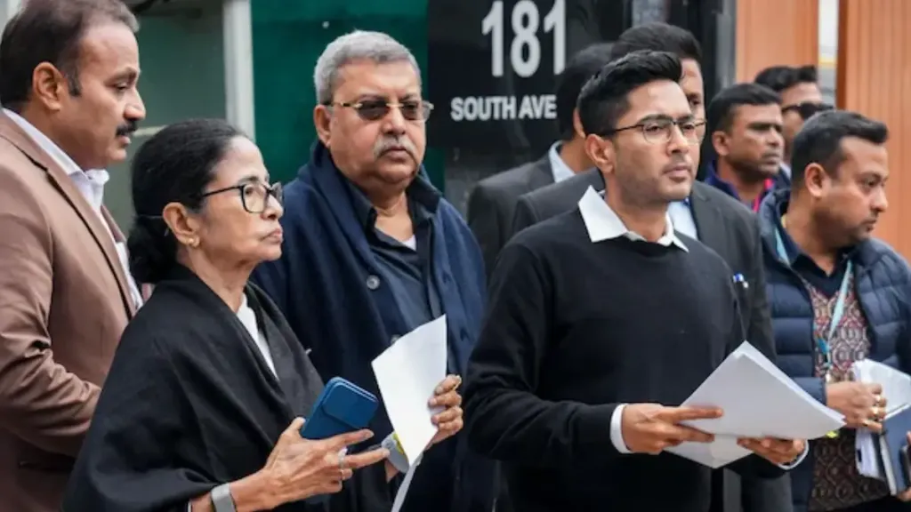 എസ് ഐആർ കരട് പട്ടികയിലെ അപാകതകൾ ചൂണ്ടിക്കാണിച്ചു കൊണ്ട് ഡൽഹിയിലെ ഇലക്ഷൻ കമ്മീഷൻ ഓഫീസിൽ പശ്ചിമ ബംഗാൾ മുഖ്യമന്ത്രി മമത ബാനർജി നേരിട്ടെത്തി തെളിവുകൾ നൽക്കുകയും സുപ്രീംകോടതിയിൽ നേരിട്ട് കേസ് വാദിക്കുകയും ചെയ്തു. 