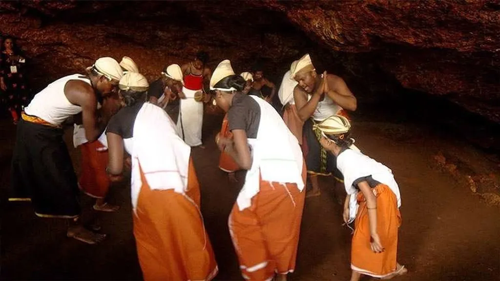 ങ്ങലംകളി. കണ്ണൂർ, കാസർഗോഡ് ജില്ലകളിലായി വ്യാപിച്ചുകിടക്കുന്ന പാരമ്പര്യ ഗോത്രകലകളും അവയുടെ വൈവിധ്യപൂർണ്ണമായ ആവിഷ്കാരങ്ങളും വർഗീകരിക്കപ്പെടാതെ ചിതറിക്കിടക്കുകയാണ്.