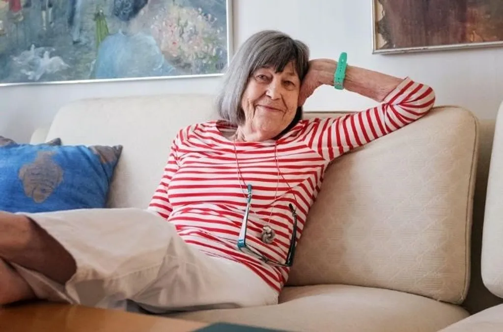 മാർഗരേറ്റ മാഗ്നസ്സോൻ . മാർഗരേറ്റ പറയുന്നത് മരണം എപ്പോൾ വേണമെങ്കിലും വരാം. അതിനാൽ ഈ വൃത്തിയാക്കൽ ജീവിതത്തിൽ നിരന്തരം നടക്കേണ്ടതുണ്ട് എന്നാണ്.