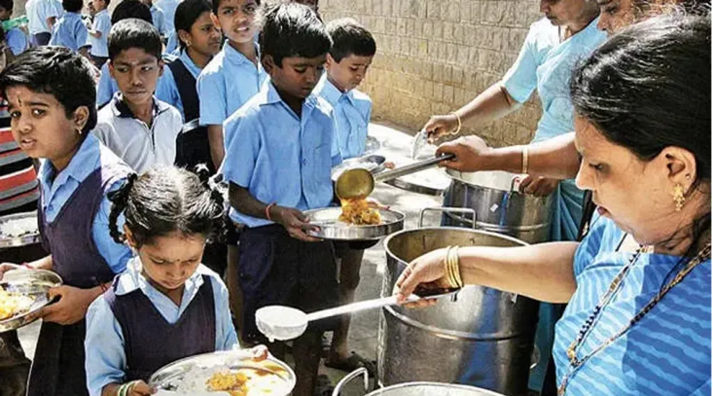 സ്കൂൾ ഉച്ചഭക്ഷണ പദ്ധതിയിൽ പാചകത്തിനായി എൽപിജി ഉപയോഗത്തിലേക്ക് മാറാനുള്ള തീരുമാനം പ്രധാനമായും ആരോഗ്യപരവും പരിസ്ഥിതിയുമായി ബന്ധപ്പെട്ട ആശങ്കകളുടെ പശ്ചാത്തലത്തിലാണ് രൂപപ്പെട്ടതാണ്. 