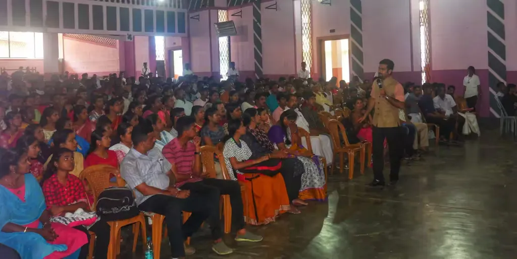 വ്യക്തിപരമായ വികാരങ്ങളിലും പ്രചോദനങ്ങളിലും ശ്രദ്ധ കേന്ദ്രീകരിക്കുന്ന മനഃശാസ്ത്രപരമായ വ്യവഹാരമാണ് മോട്ടിവേഷണൽ ശ്രുശ്രൂഷയുടെ അന്തഃസത്ത. കോർപറേറ്റ് സംസ്കാരത്തിന്റെ മുഖ്യ പ്രവണതയായി ഇതു മാറി. 