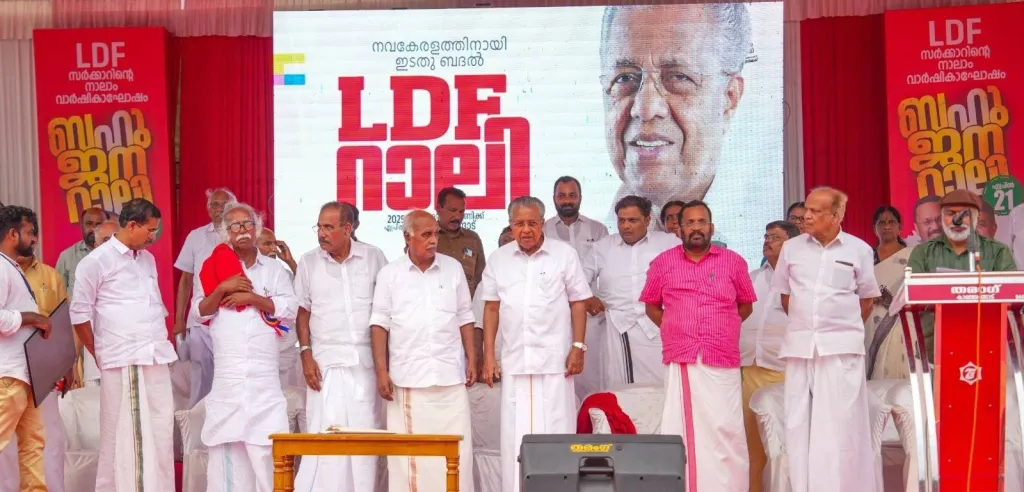 തലസ്ഥാനത്തെത്തിയാൽ പിന്നെ കാസർകോട് എന്ന നാടുണ്ടെന്നുതന്നെ  ഓർക്കാതിരിക്കാനും ഹൊസങ്കടിയിൽനിന്ന് പര്യടനം തുടങ്ങുന്നതാണ് സൗകര്യം. 