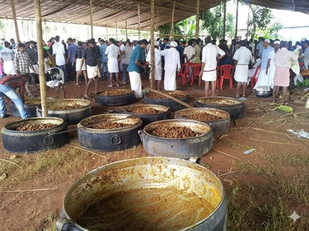 ഉമ്മാക്കുവേണ്ടി മാത്രമാണ് എന്റെ ഇബാദത്തുകൾ. അള്ളാഹു കൂലി തരുമോ എന്നത് എന്റെ പ്രശ്നമല്ല. കാരണം, പ്രാർഥന അല്ലെങ്കിൽ ഇബാദത്ത് ഒരു കൂലിപ്പണിയല്ല. അപ്പോൾ തന്നെ അള്ളാഹു എന്റെ ദൃഢമായ ഉറപ്പാണ്. സ്വപ്നങ്ങൾ കാണാനുള്ള തലച്ചോറ് തന്നതിനും ഇന്ത്യയിൽ തന്നെ ഒരു മലയാളിയായി പിറക്കാനും ബദ് രീങ്ങളുടെ ആണ്ടിന് ബീഫും പള്ളിച്ചോറും കഴിക്കാനും ഇഷ്ടമുള്ള സ്ഥാനാർഥികൾക്ക് വോട്ട് ചെയ്യാനും ഒക്കെ ഭാഗ്യം കിട്ടിയ ഒരാൾ എന്ന നിലയിൽ ഞാൻ അള്ളാഹുവിനോട് കടപ്പെട്ടിരിക്കുന്നു. Representative Image