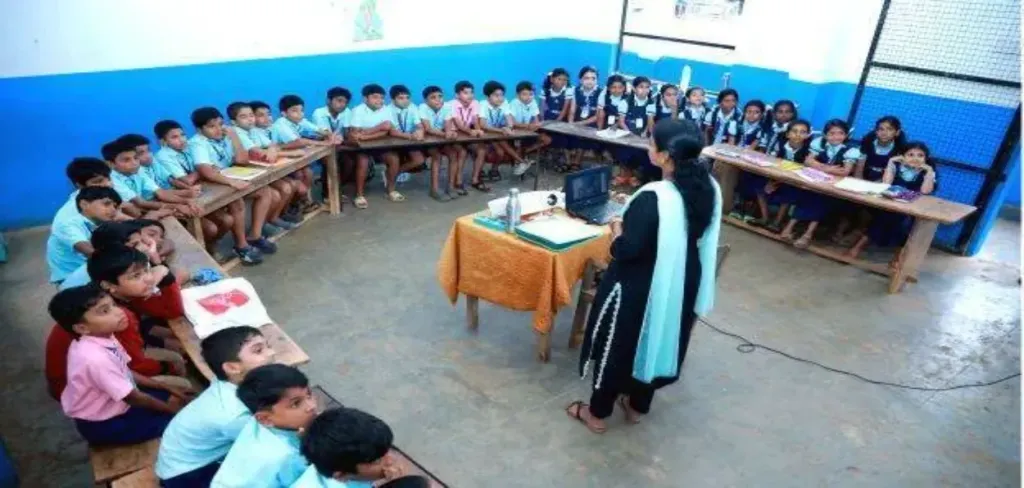 സാധാരണക്കാർക്ക് താരതമ്യേന മെച്ചപ്പെട്ട ജീവിതം, പണിയെടുക്കുന്നവർക്ക് മെച്ചപ്പെട്ട  കൂലി,  ചെലവ് കുറഞ്ഞതും മെച്ചമുള്ളതുമായ ആരോഗ്യ സംവിധാനങ്ങൾ, സാക്ഷരതയും സാർവ്വത്രിക  വിദ്യാഭ്യാസവും, ഭൂമിവിതരണം എന്നതെല്ലാം കൊണ്ടുവരുന്നതിൽ ഇടതുപക്ഷ ഗവൺമെന്റുകൾ മുന്നിലാണ്. 