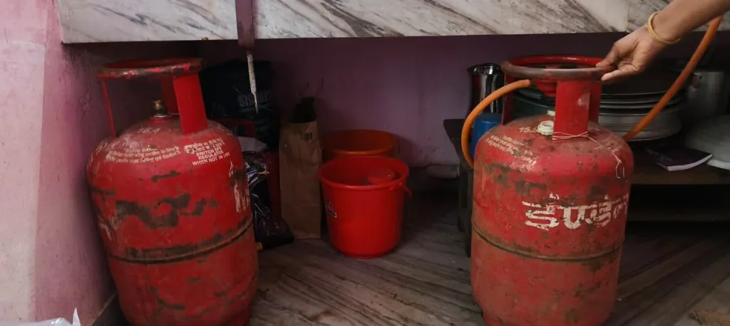 പി.എം പോഷൺ പദ്ധതിയുടെ ഭാഗമായി വിദ്യാലയങ്ങളിൽ പ്രവർത്തിക്കുന്ന അടുക്കളകളിൽ എൽപിജി ഗ്യാസ് ഉപയോഗം വ്യാപകമാക്കുന്നതിനുള്ള നയം ഇന്ത്യയിൽ ഘട്ടം ഘട്ടമായി നടപ്പിലാക്കപ്പെട്ടതാണ്. 