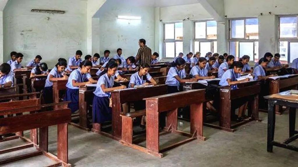 ആരാകും പരീക്ഷാ ഡ്യൂട്ടിക്ക് എത്തുന്ന അധ്യാപകനെന്നതാകും ആദ്യത്തെ ആശങ്ക. ചില അധ്യാപകർക്ക് പരീക്ഷാഡ്യൂട്ടി പൊലീസുകാരുടെ പട്രോളിംഗ് ഡ്യൂട്ടിപോലെയാണ്. ചിലർക്ക് അത് ട്രാഫിക് ഡ്യൂട്ടിപോലെയും.