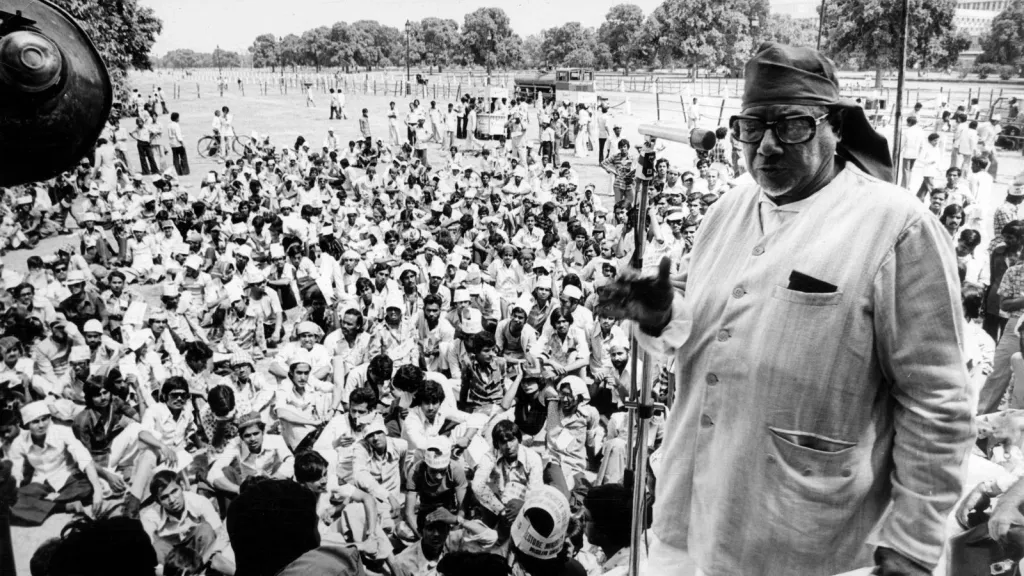 രാജ്നാരായണൻ. സ്വാതന്ത്ര്യസമരസേനാനിയായ രാജ്നാരായണൻ സ്വാതന്ത്ര്യത്തിനുശേഷം സോഷ്യലിസ്റ്റ് പ്രസ്ഥാനത്തിന്റെ ഭാഗമായതോടെ രാം മനോഹർ ലോഹ്യയുടെ വിശ്വസ്തനായി മാറി. 