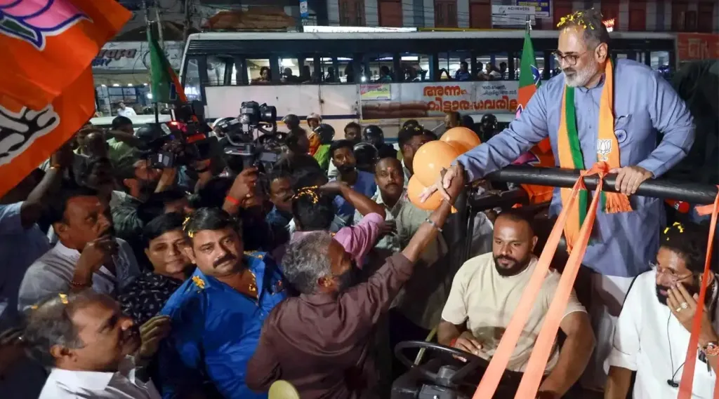 ഇലക്ഷനെ സ്വാധീനിക്കാനിടയുള്ള മറ്റൊരു ഘടകം, ബി.ജെ.പിയുടെ ‘സ്‌പോയ്‌ലർ ഇഫക്റ്റ്’ ആണ്. പല മണ്ഡലങ്ങളിലും ബി.ജെ.പി പിടിക്കുന്ന വോട്ടുകൾ ആരെയാണ് ബാധിക്കുക എന്നത് ത്രികോണമത്സരത്തിന്റെ സാധ്യത അനുസരിച്ചിരിക്കും. 