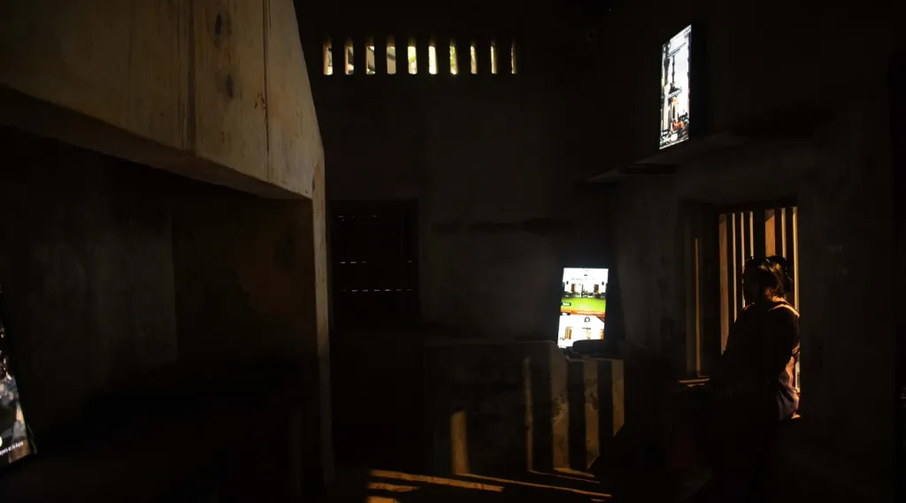 റാമി ഫറൂഖ് Three Acts of a Masjid എന്ന 6-ചാനൽ വീഡിയോ ഇൻസ്റ്റലേഷൻ പൊതു ഓൺലൈൻ സ്രോതസുകളിൽ നിന്ന് ശേഖരിച്ച ഇരുനൂറിലധികം വെർട്ടിക്കൽ ഫോർമാറ്റ് വീഡിയോകൾ ഒരുമിച്ചു കൊണ്ടുവരുന്നു.