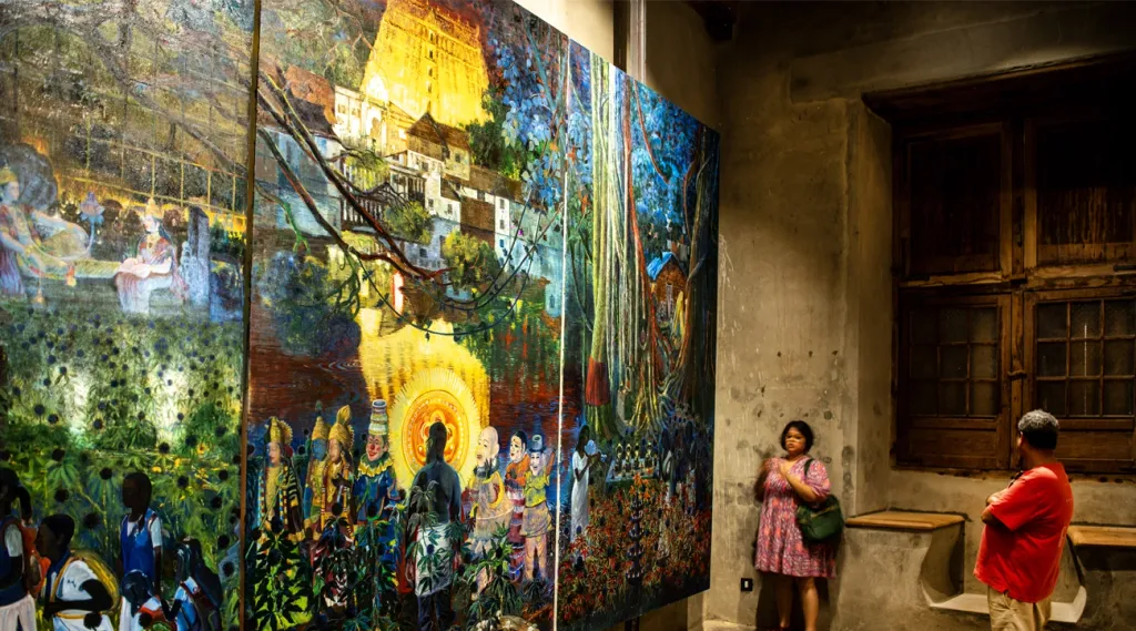 ആംഫിബിയൻ ഈസ്തെറ്റിക്‌സ് ഒരു കലാസങ്കൽപ്പം മാത്രമല്ല; രണ്ടുലോകങ്ങളുടെ ഇടനാഴിയിൽ നിൽക്കുന്ന മനുഷ്യാവസ്ഥയുടെ രാഷ്ട്രീയവും നൈതികവുമായ വായനയായി രതീഷ് ടി.യുടെ സൃഷ്ടിയിൽ ജീവിക്കുന്നു.