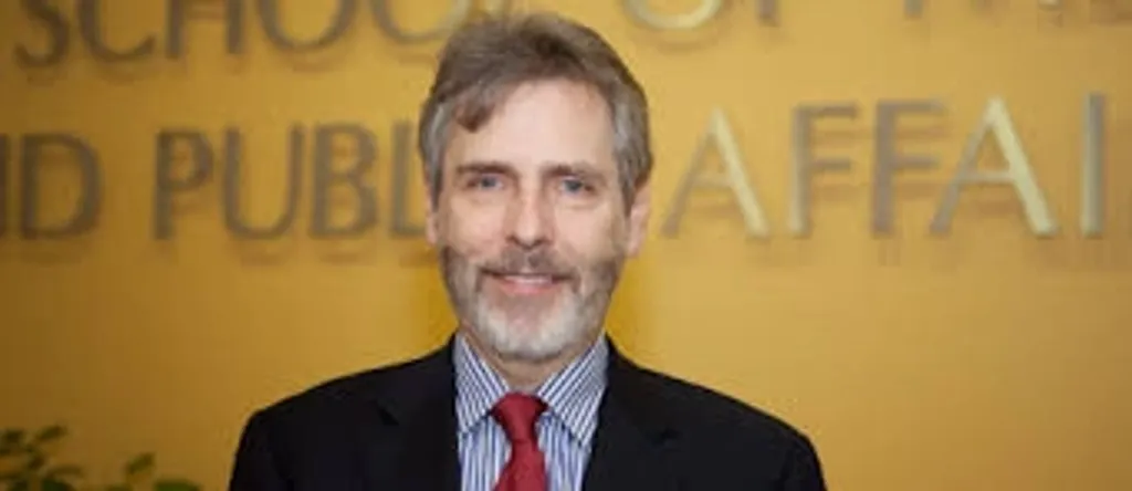 റോബർട്ട് എന്റ്മാൻ. യാഥാർത്ഥ്യത്തിന്റെ ചില വശങ്ങൾ തിരഞ്ഞെടുത്ത് പ്രത്യേക പ്രാധാന്യത്തോടെ മുന്നോട്ടുവെക്കുന്നതിലൂടെ, ഒരു സംഭവം വിവിധ തരത്തിൽ അവതരിപ്പിക്കപ്പെടുന്നു എന്ന് ‘ഫ്രെയ്മിംങ്’ സിദ്ധാന്തത്തിലൂടെ എന്റ്മാൻ വിശദീകരിക്കുന്നു. 