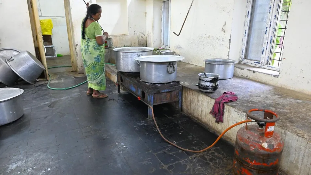 സ്കൂളുകളിൽ ഭക്ഷണം പാകം ചെയ്യുന്നതിനായി മെച്ചപ്പെട്ട അടുപ്പുകൾ നടപ്പാക്കിയാൽ അത് വിവിധ സാധ്യതകൾ നമുക്ക് മുന്നിൽ തുറന്നുതരും. LPG ആശ്രയം വലിയതോതിൽ, മാസം 52 ലക്ഷം സിലിണ്ടർ അഥവ പ്രതിമാസം 30–40% വരെ എൽപിജി ഉപയോഗം കുറയ്ക്കാൻ കഴിയും.