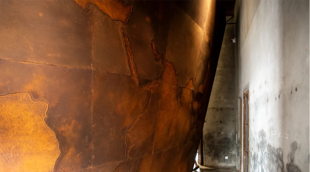 അനിശ്ചിതാവസ്ഥയെ മറികടക്കാതെ, അതിനുള്ളിൽ തന്നെ നിലനിൽക്കാനുള്ള ധൈര്യം തന്നെയായിട്ടാണ് ഷാൻവിൻ സിക്സ്റ്റസിന്റെ ഈ പ്രതിഷ്ഠാപനം ആംഫിബിയൻ ഈസ്തെറ്റിക്സിന്റെ ഭാഗമാകുന്നത്. 