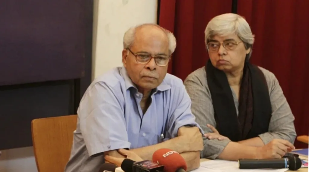 കെ.എൻ. പണിക്കരും ശബ്നം ഹാഷ്മിയും. ഗുജറാത്ത് കലാപകാലത്ത്, ശബ്നം ഹാഷ്മിയും ഹർഷ് മന്ദറും ചേർന്ന് സഹകരിച്ചുകൊണ്ട്, അവിടങ്ങളിൽ കെ. എൻ, യുദ്ധകാലാടിസ്ഥാനത്തിൽ പ്രവർത്തിക്കുകയുണ്ടായി. 