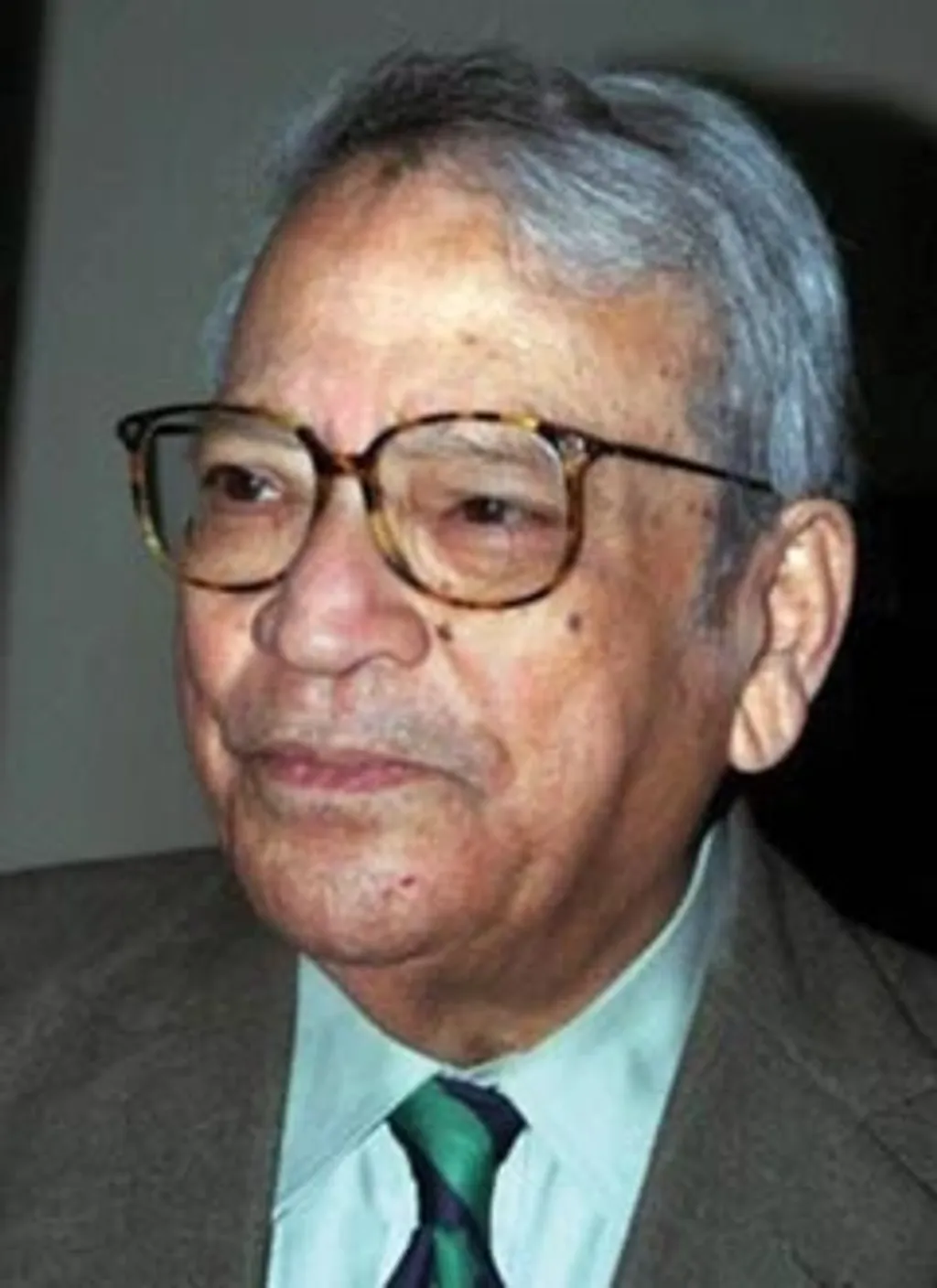 സിദ്ധാർത്ഥ ശങ്കർ റേ.  ഭരണഘടനയിൽ അനിവാര്യഘട്ടത്തിൽ അടിയന്തരാവസ്ഥ പ്രഖ്യാപിക്കാനുള്ള അവകാശം സർക്കാരിനുണ്ടെന്ന് നിയമജ്ഞൻ കൂടിയായ എസ്.എസ്. റേ ഇന്ദിരയ്ക്ക് ഉപദേശം നൽകിയെന്ന് ധവാൻ പിന്നീട് പലരോടും പറഞ്ഞിരുന്നു.