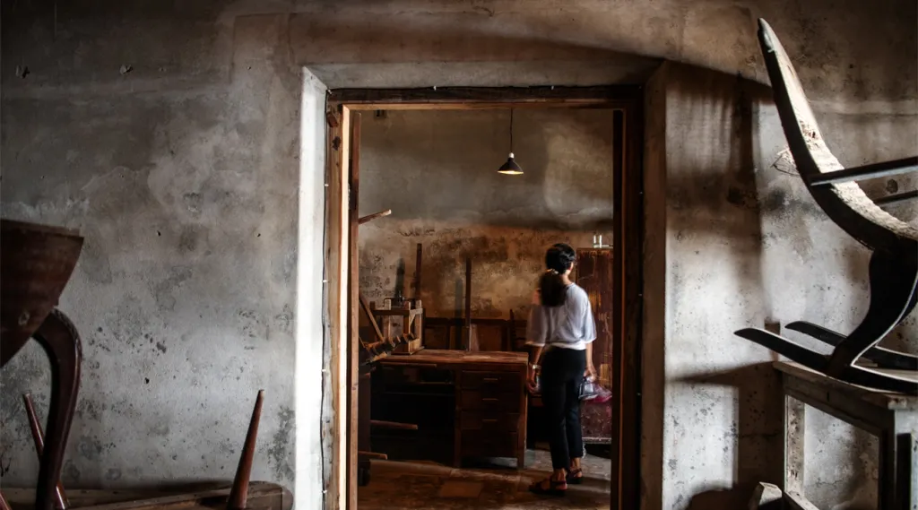 ആർട്ടിസ്റ്റ് ശിൽപ ഗുപ്തയുടെ When the Stone Sang to the Glass സൈറ്റ്സ്‌പെസിഫിക് ഇൻസ്റ്റലേഷൻ.