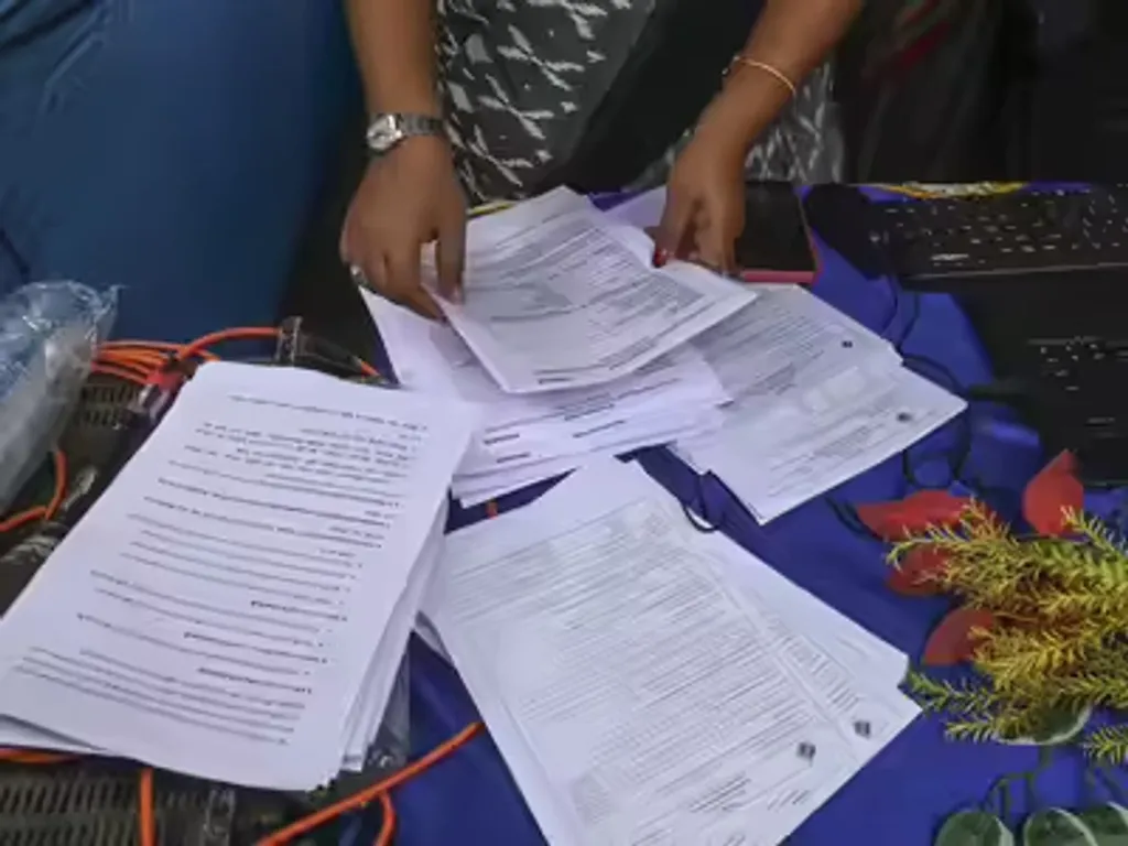 വിവിധ സംസ്ഥാനങ്ങളിലായി വോട്ടർ പട്ടികയിൽ നിന്ന് നീക്കം ചെയ്യപ്പെട്ടവരുടെ എണ്ണം 3 കോടിയിലധികമാണ്. കേരളത്തിൽ മാത്രം നീക്കം ചെയ്യപ്പെട്ടത് 7.92 ലക്ഷം (3.22%) പേരാണ്. തമിഴ്നാട്ടിൽ 11.5 % പേർ (70 ലക്ഷം പേർ) നീക്കം ചെയ്യപ്പെട്ടു. 