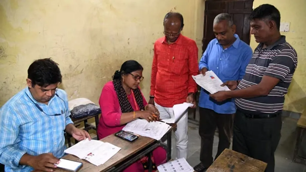 വോട്ടർ പട്ടിക പരിഷ്കരണവുമായി ബന്ധപ്പെട്ട നടപടികളിൽ, മുഴുവൻ രേഖകളും   സമർപ്പിച്ചവരെയും കൂട്ടത്തോടെ ഒഴിവാക്കിയ സംഭവങ്ങൾ റിപ്പോർട്ട് ചെയ്യപ്പെട്ടിട്ടുണ്ട്.  