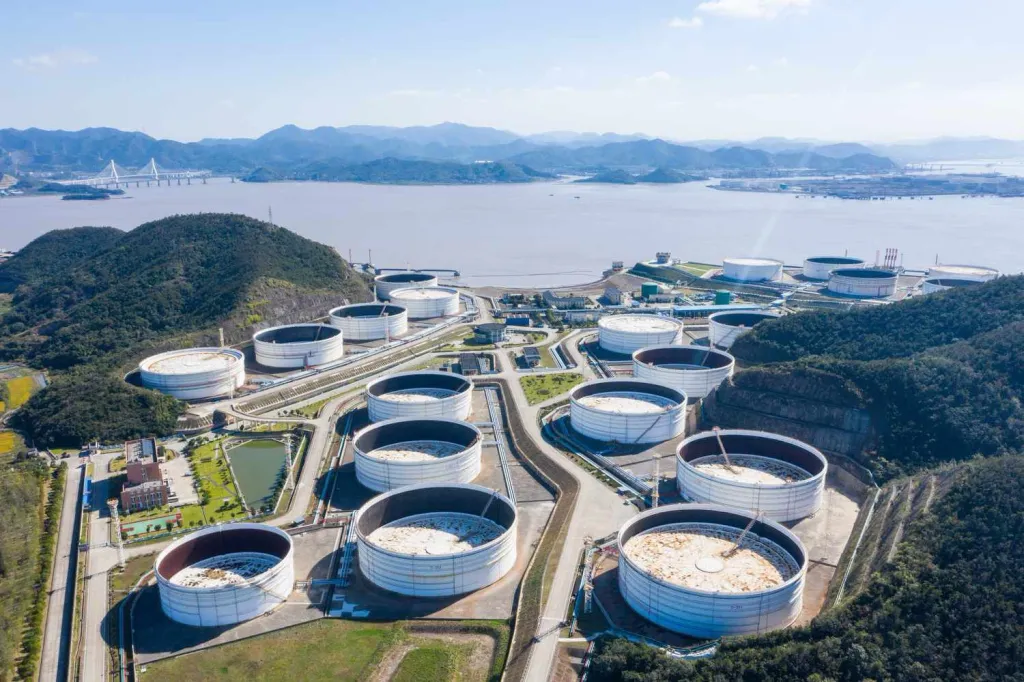 മൊത്തത്തിൽ ഏകദേശം 714 ദശലക്ഷം ബാരൽ വരെ എണ്ണ സംഭരിക്കാൻ ശേഷിയുള്ള SPR ലോകത്തിലെ ഏറ്റവും വലിയ സർക്കാർ നിയന്ത്രിത എണ്ണശേഖരമായി കണക്കാക്കപ്പെടുന്നു.