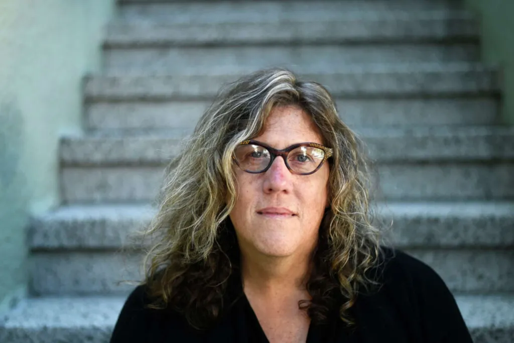 തെരഞ്ഞെടുക്കാത്ത ഒരാരംഭസ്ഥാനത്തുനിന്ന് സാമൂഹികാതിർത്തികൾ മറികടന്നുള്ള ചലനമായാണ് സൂസൻ സ്ട്രൈക്കർ ട്രാൻസ്ജെൻഡർ അവസ്ഥയെ നിർവചിക്കുന്നത്. ആൺ- പെൺ എന്ന സാമൂഹിക നിർമ്മിതാതിരുകളെ മറികടന്നുള്ള ചലനമാണിത്. 