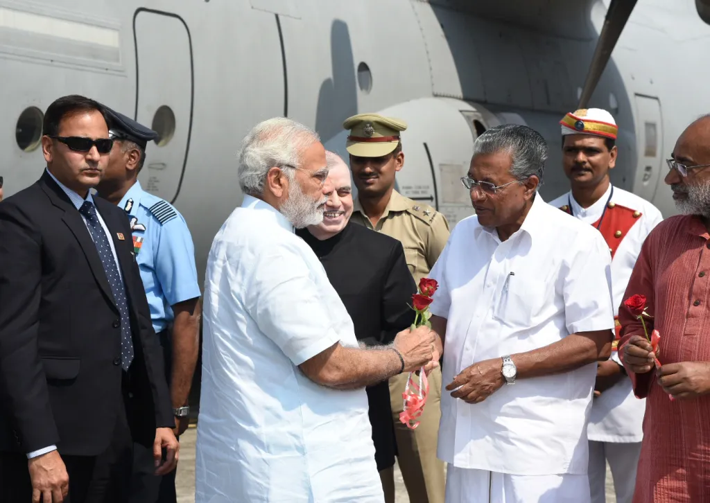 പ്രധാനമന്ത്രി നരേന്ദ്ര മോദിയും മുഖ്യമന്ത്രി പിണറായി വിിജയനും. ഇടതുപക്ഷ നയം കൈയൊഴിഞ്ഞ്, 1991-ലെ കോൺഗ്രസ് സർക്കാർ മുതൽ ഇപ്പോഴത്തെ ബി.ജെ.പി സർക്കാർ വരെയുള്ളവ തുടരുന്ന നയങ്ങളിലേക്ക് ചായുന്ന ഇടതുപക്ഷത്തെയാണ് കേരളത്തിൽ കാണാനായത്. . 