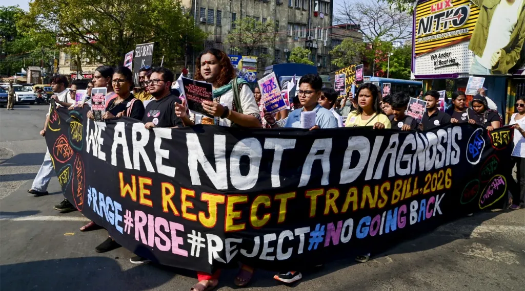 ഈ ദ്രോഹത്തിനെതിരെ ട്രാൻസ്മനുഷ്യർ സംഘടിപ്പിച്ചുകൊണ്ടിരിക്കുന്ന പ്രതിഷേധങ്ങൾക്കൊപ്പം ഞങ്ങളുമുണ്ട്.