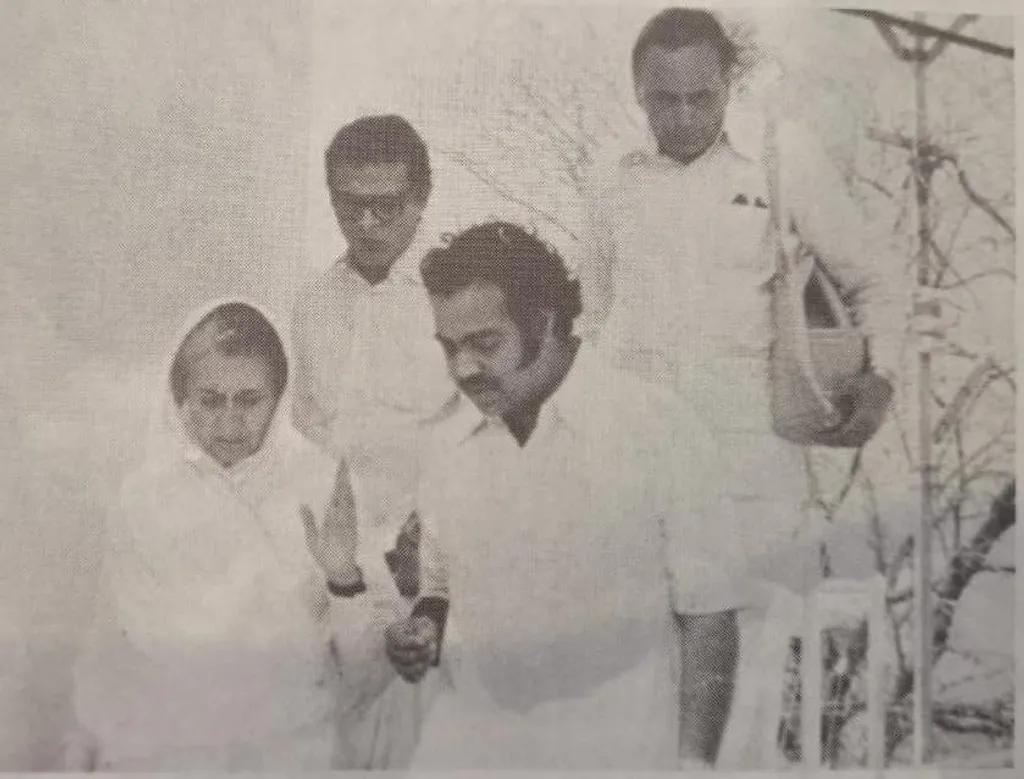 തെരഞ്ഞെടുപ്പു പ്രചാരണത്തിന് കോഴിക്കോട്ടെത്തിയ, അന്ന് പ്രധാനമന്ത്രിയായിരുന്ന ഇന്ദിരാഗാന്ധിയോടൊപ്പം കെ. പി ഉണ്ണികൃഷ്ണൻ. പി.പി ഉമ്മർ കോയ സമീപം