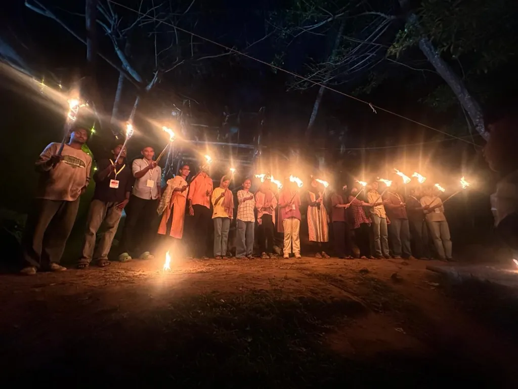 ചാലിയാർ പെൺകുട്ടി മരിച്ചതിന്റെ ഒന്നാം വാർഷികത്തിൽ അവളുടെ 17 സുഹൃത്തുക്കൾ ഒന്നിച്ച് പന്തംകൊളുത്തി അണിനിരന്നപ്പോൾ.