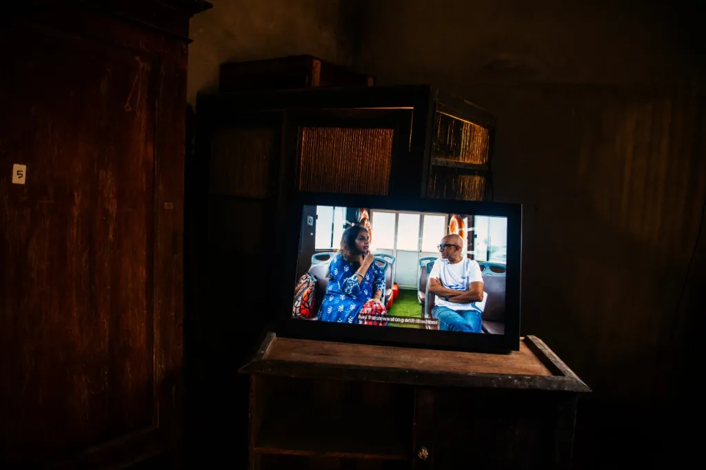 ആംഫിബിയൻ ഈസ്തെറ്റിക്സിന്റെ മറ്റൊരു ആർട്ടിസ്റ്റായ സഹീർ മിർസ ചെയ്യുന്ന ബോട്ട്കാസ്റ്റിന്റെ ഭാഗമായി ആന്ത്രോപോളജിസ്റ്റും പോർചുഗലിലെ, ലിസ്ബൺ സർവകലാശാലയിൽ  ഭാഷാശാസ്ത്ര പ്രൊഫസറുമായ ഡോ.ഹ്യൂഗോ കാർഡോസോയും.