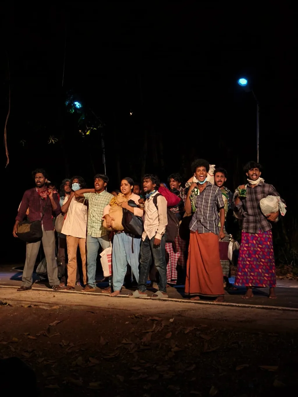 വാർത്തകളേയും വസ്തുതകളേയും തിയറ്ററിക്കൽ ഡിവൈസുകളിലൂടെ സമർത്ഥമായി പുന:സൃഷ്ടിക്കുമ്പോൾ നാടകം ശ്രദ്ധയൂന്നുന്നത് ലോകം അടച്ചുപൂട്ടിയപ്പോൾ തെരുവിൽ നിന്നു പോയ കുടിയേറ്റ തൊഴിലാളികളിലാണ്; ഗതിമുട്ടിയ അവരുടെ ജീവിതത്തിലേക്കാണ്.