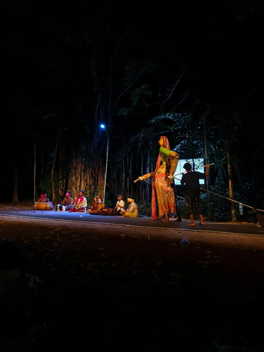 കുടിയേറ്റ തൊഴിലാളികളുടെ കോവിഡ് കാലം എങ്ങനെയായിരുന്നെന്നും അവരെ എപ്രകാരമാണ് രാജ്യം പരിഗണിച്ചതെന്നും മറയില്ലാതെ നാടകം പറയുമ്പോൾ അരങ്ങിൽ കണ്ടതിന്റെ അനേകം മടങ്ങ് ഓർമ്മകൾ കാണികളിലുണർത്താൻ നാടകത്തിനു കഴിയും.